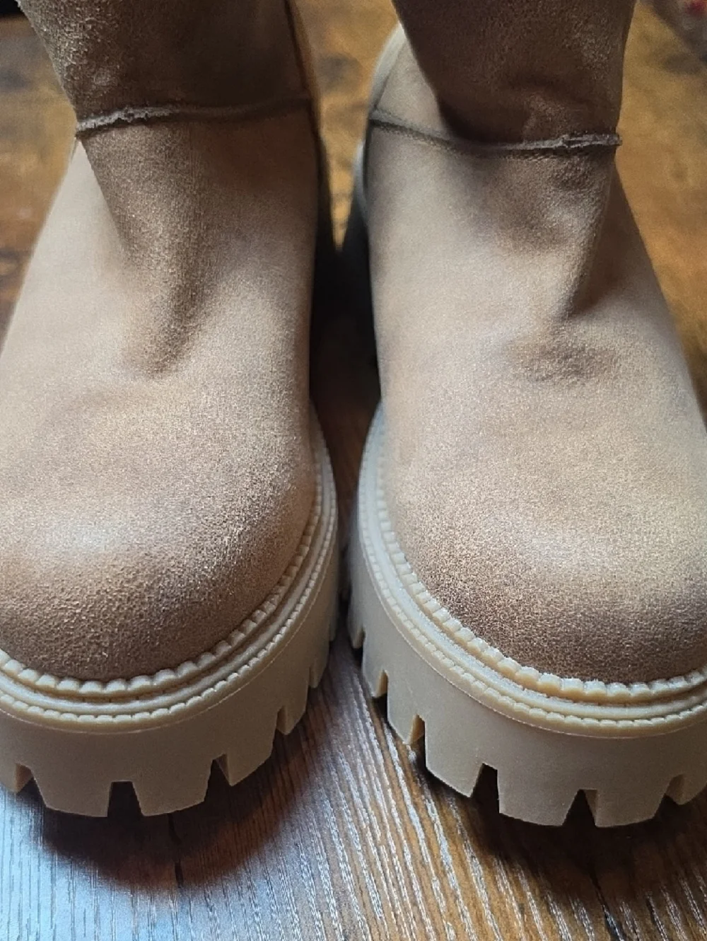 DV by DOLCE VITA | EUC Lonny Tan Suede Chunky Sherpa Platform Lug Booties‎ | 9